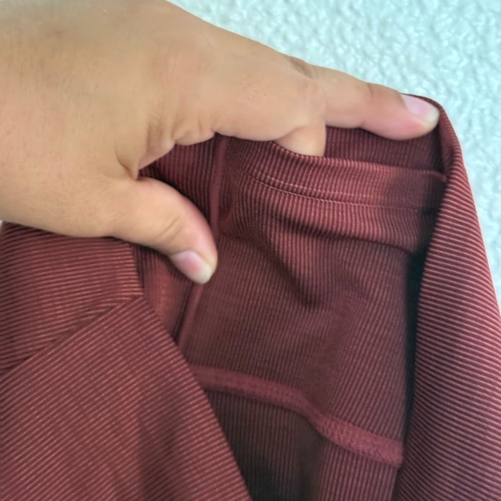 Vuori Lux Rib Studio Leggings Currant Heather burnt red color size large - Picture 13 of 13
